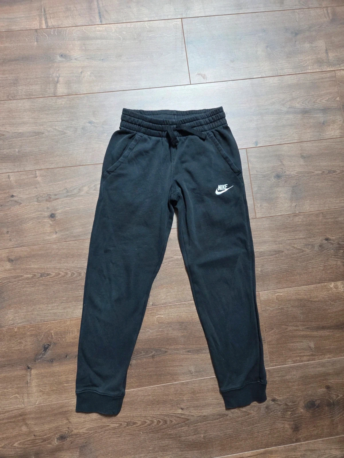 Zwarte joggingbroek en Nike t-shirt 8 jaar – photo 2